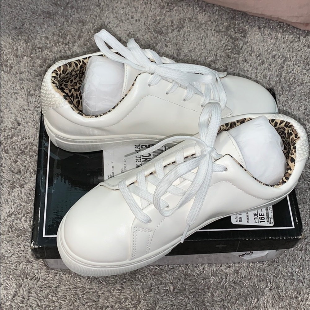white tennis shoes